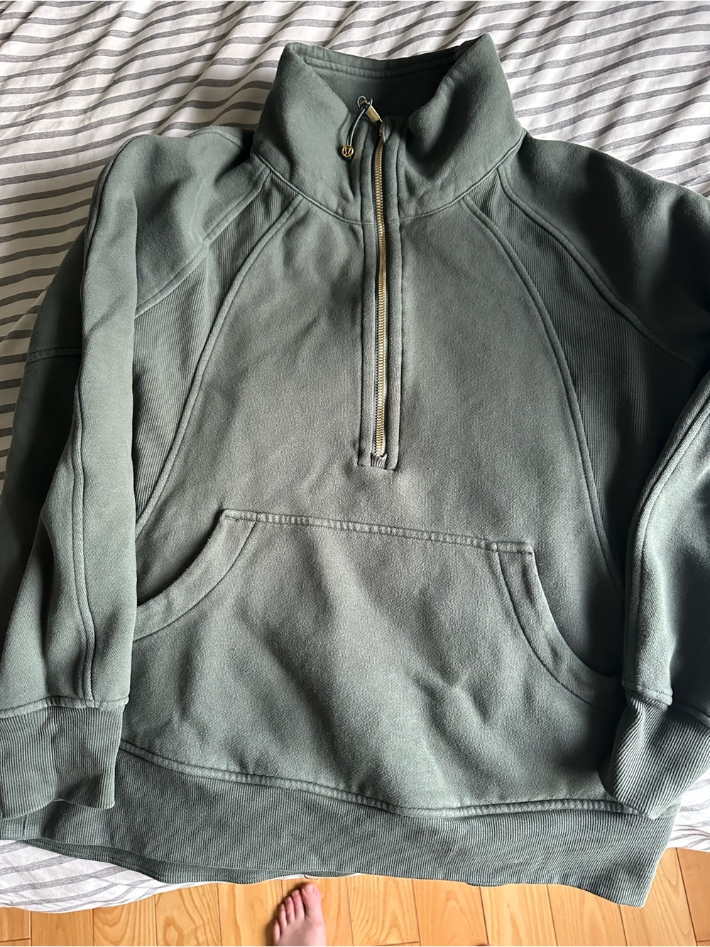 Women’s lululemon 1/2 zip scuba long with gold zipper! Xs/s